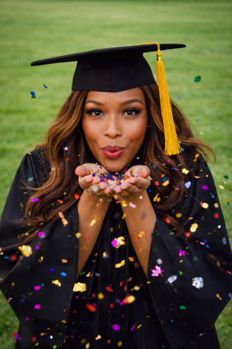 חוגגת סיום עם קונפטי צבעוני